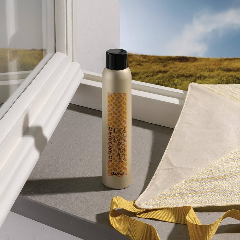 This is a Dry Wax Finishing Spray Sáp tạo kết cấu dạng xịt Davines vietnam